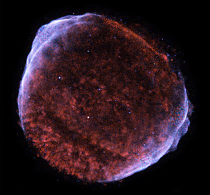 Снимок остатка сверхновой SN1006, сделанный рентгеновской обсерваторией Chandra NASA. Голубым цветом показано излучение, генерируемое заряженными частицами высоких энергий, гаммой от красного до зеленого - разогретым газом